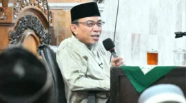 Wakil Wali Kota Padang, Maigus Nasir memberikan tausiah dalam tabligh akbar memperingati Isra’ Mi’raj Nabi Muhammad SAW 1447 H di Masjid Raya Nagari Nanggalo, Selasa (13/1/2026). (Foto: Prokopim Padang)
