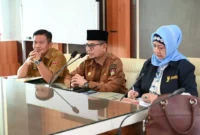 Wakil Wali Kota Bukittinggi Ibnu Asis memimpin rapat persiapan International Minangkabau Literacy Festival (IMLF) ke-4 di Ruang Rapat Lantai 3 Balai Kota Bukittinggi, Senin (19/1/2026). (Foto: Kominfo Bukittinggi)