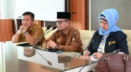 Wakil Wali Kota Bukittinggi Ibnu Asis memimpin rapat persiapan International Minangkabau Literacy Festival (IMLF) ke-4 di Ruang Rapat Lantai 3 Balai Kota Bukittinggi, Senin (19/1/2026). (Foto: Kominfo Bukittinggi)