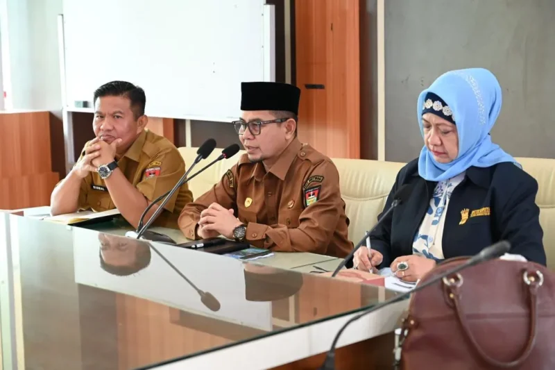 Wakil Wali Kota Bukittinggi Ibnu Asis memimpin rapat persiapan International Minangkabau Literacy Festival (IMLF) ke-4 di Ruang Rapat Lantai 3 Balai Kota Bukittinggi, Senin (19/1/2026). (Foto: Kominfo Bukittinggi)