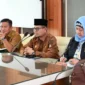 Wakil Wali Kota Bukittinggi Ibnu Asis memimpin rapat persiapan International Minangkabau Literacy Festival (IMLF) ke-4 di Ruang Rapat Lantai 3 Balai Kota Bukittinggi, Senin (19/1/2026). (Foto: Kominfo Bukittinggi)