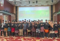 
Wakil Bupati Pessel, Risnaldi Ibrahim bersama Ketua KONI Sumbar, Hamdanus dan pengurus KONI Pessel usai pelantikan pengurus IPSI Pessel. (Foto: Dok. Humas KONI)
