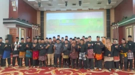 
Wakil Bupati Pessel, Risnaldi Ibrahim bersama Ketua KONI Sumbar, Hamdanus dan pengurus KONI Pessel usai pelantikan pengurus IPSI Pessel. (Foto: Dok. Humas KONI)
