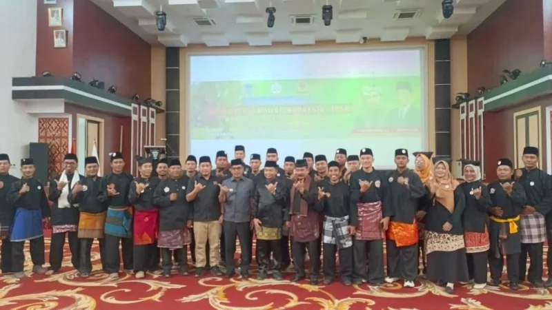 
Wakil Bupati Pessel, Risnaldi Ibrahim bersama Ketua KONI Sumbar, Hamdanus dan pengurus KONI Pessel usai pelantikan pengurus IPSI Pessel. (Foto: Dok. Humas KONI)
