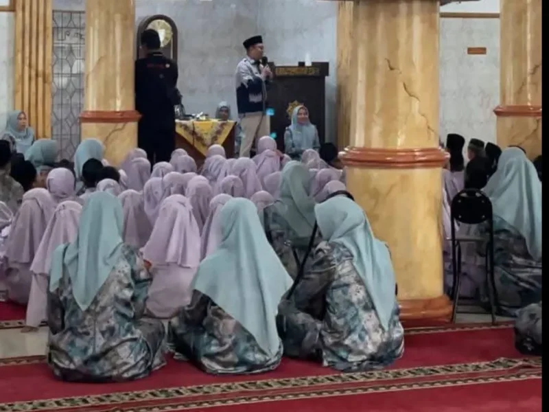 SD Kartika 1-11 Padang menggelar peringatan Isra Mikraj di Masjid Istiqamah, Sawahan, Sabtu (17/1/2026). (Foto: Diskominfo Padang)