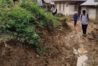 
Para siswa dan guru di Nagari Ngalau Gadang terpaksa harus berjalan kaki menerobos jalanan yang masih tertimbun longsor untuk menuju sekolah. (Foto: Dok. Novermal)