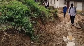 
Para siswa dan guru di Nagari Ngalau Gadang terpaksa harus berjalan kaki menerobos jalanan yang masih tertimbun longsor untuk menuju sekolah. (Foto: Dok. Novermal)