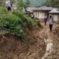 
Para siswa dan guru di Nagari Ngalau Gadang terpaksa harus berjalan kaki menerobos jalanan yang masih tertimbun longsor untuk menuju sekolah. (Foto: Dok. Novermal)