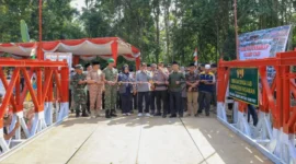 Bupati Pasaman Welly Suhery meresmikan Jembatan Bailey Sungai Lasi, Minggu (25/1/2026). (Foto: Kominfo Pasaman)