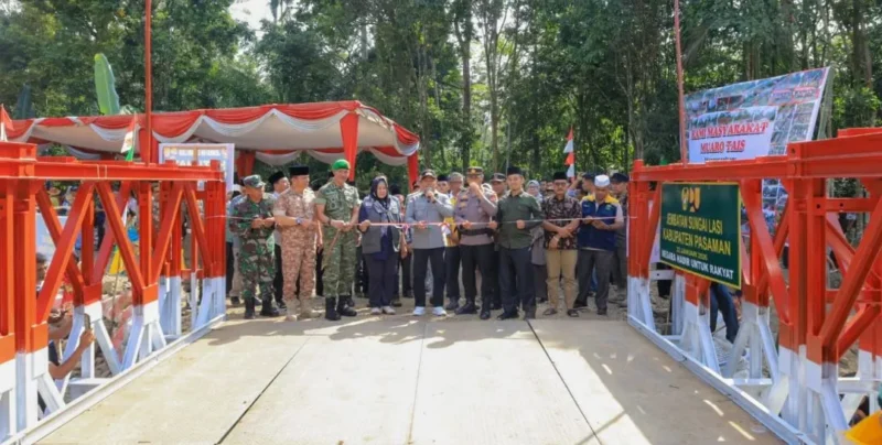 Bupati Pasaman Welly Suhery meresmikan Jembatan Bailey Sungai Lasi, Minggu (25/1/2026). (Foto: Kominfo Pasaman)