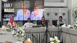 Pemko Padang mengikuti Rapat Koordinasi Percepatan Pendataan Bantuan Pascabanjir Bandang secara daring di Gedung Putih Rumah Dinas Wali Kota Padang, Jumat (23/1/2026). (Foto: Diskominfo Padang)