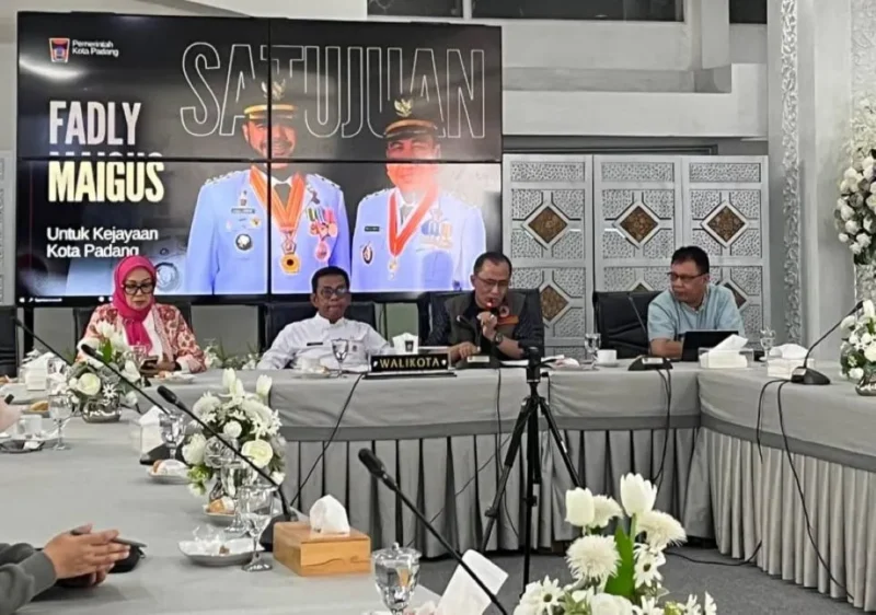 Pemko Padang mengikuti Rapat Koordinasi Percepatan Pendataan Bantuan Pascabanjir Bandang secara daring di Gedung Putih Rumah Dinas Wali Kota Padang, Jumat (23/1/2026). (Foto: Diskominfo Padang)