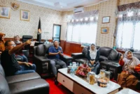 Wakil Wali Kota Pariaman, Mulyadi menyaksikan peluncuran KEN 2026 melalui kanal YouTube resmi Kementerian Pariwisata, Jumat (23/1/2026). (Foto: Kominfo Kota Pariaman)