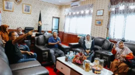 Wakil Wali Kota Pariaman, Mulyadi menyaksikan peluncuran KEN 2026 melalui kanal YouTube resmi Kementerian Pariwisata, Jumat (23/1/2026). (Foto: Kominfo Kota Pariaman)