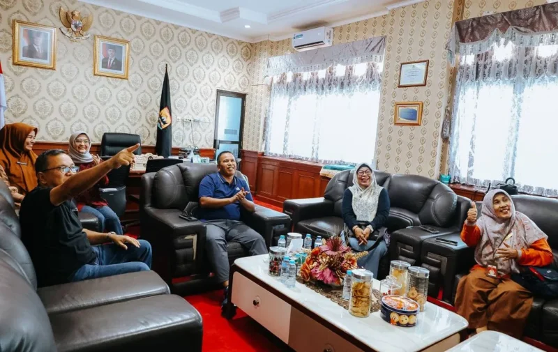 Wakil Wali Kota Pariaman, Mulyadi menyaksikan peluncuran KEN 2026 melalui kanal YouTube resmi Kementerian Pariwisata, Jumat (23/1/2026). (Foto: Kominfo Kota Pariaman)
