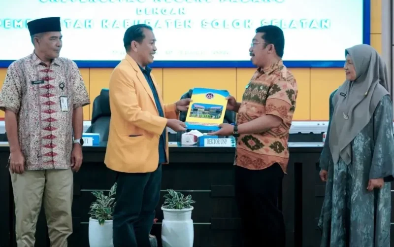 Pemkab Solsel menerima mahasiswa KKN UNP di Aula Sarantau Sasurambi, Jumat (9/1/2026). (Foto: Humas Pemkab Solsel)
