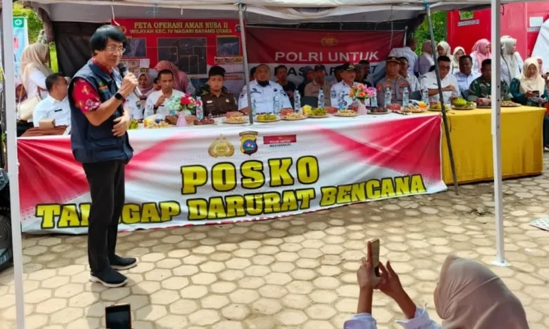 Kak Seto saat menyampaikan sambutan, sekaligus berkomunikasi dengan anak-anak di pengungsian. (Foto: Dok. Kominfo)