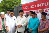 Kapolda Sumbar, Irjen Pol Gatot Tri Suryanta dan Wakil Bupati Pessel, Risnaldi Ibrahim foto bersama di depan Masjid Raya Pahlawan Lumpo. (Foto: Dok. Prokopim)