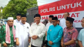 Kapolda Sumbar, Irjen Pol Gatot Tri Suryanta dan Wakil Bupati Pessel, Risnaldi Ibrahim foto bersama di depan Masjid Raya Pahlawan Lumpo. (Foto: Dok. Prokopim)