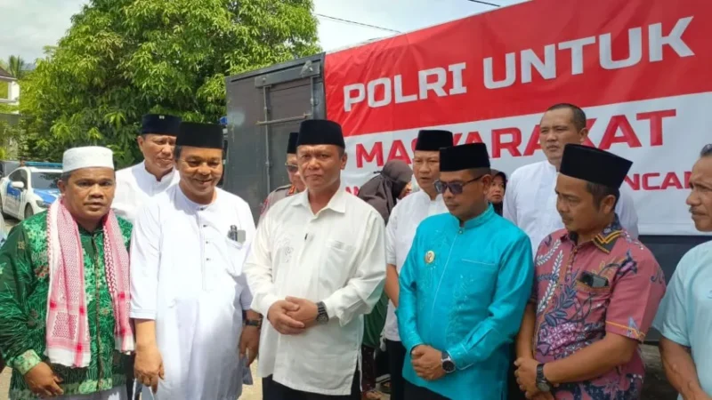 Kapolda Sumbar, Irjen Pol Gatot Tri Suryanta dan Wakil Bupati Pessel, Risnaldi Ibrahim foto bersama di depan Masjid Raya Pahlawan Lumpo. (Foto: Dok. Prokopim)
