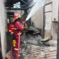 Petugas memadamkan kebakaran yang melanda rumah warga dan rumah makan Ampera di Jalan Jati Adabiah, Senin (26/1/2026). (Foto: Dinas Damkar Padang)