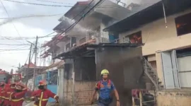 Petugas Damkar Padang memadamkan kobaran api di gudang ikan yang berlokasi di Tanah Beroyo, Kelurahan Belakang Tangsi, Kecamatan Padang Barat, Senin (19/1/2026). (Dinas Damkar Kota Padang)