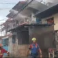 Petugas Damkar Padang memadamkan kobaran api di gudang ikan yang berlokasi di Tanah Beroyo, Kelurahan Belakang Tangsi, Kecamatan Padang Barat, Senin (19/1/2026). (Dinas Damkar Kota Padang)