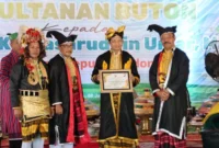Kesultanan Buton menganugerahkan gelar kehormatan adat Mia Ogena I Sara Agama kepada Menag Nasaruddin Umar, Kamis (8/1/2025). (Foto: Kemenag/Isykariman Ismail)