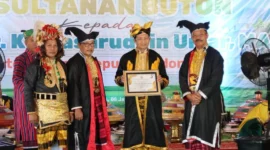 Kesultanan Buton menganugerahkan gelar kehormatan adat Mia Ogena I Sara Agama kepada Menag Nasaruddin Umar, Kamis (8/1/2025). (Foto: Kemenag/Isykariman Ismail)