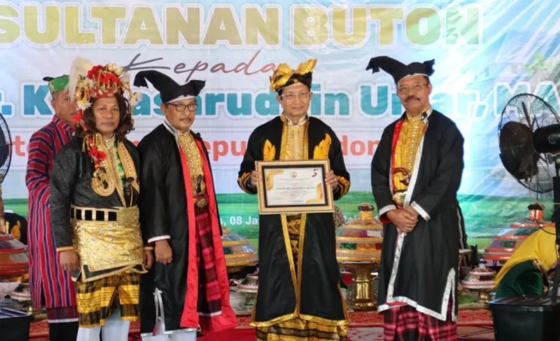 Kesultanan Buton menganugerahkan gelar kehormatan adat Mia Ogena I Sara Agama kepada Menag Nasaruddin Umar, Kamis (8/1/2025). (Foto: Kemenag/Isykariman Ismail)