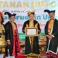 Kesultanan Buton menganugerahkan gelar kehormatan adat Mia Ogena I Sara Agama kepada Menag Nasaruddin Umar, Kamis (8/1/2025). (Foto: Kemenag/Isykariman Ismail)