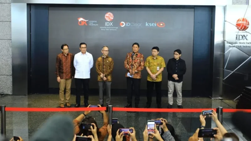 Ketua Dewan Komisioner OJK Mahendra Siregar bersama dua pejabat OJK mengundurkan diri. Mahendra menyebut pengunduran diri ini sebagai bentuk tanggung jawab moral.