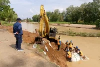 Koordinator ITP Peduli, Dr. Ir. Hendri Nofrianto, M.T, IPM memantau pengerjaan penguatan tebing Sungai Siteba di kawasan Sawah Liek, Rabu (7/1).