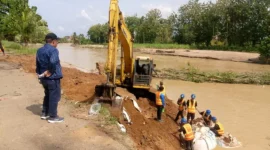 Koordinator ITP Peduli, Dr. Ir. Hendri Nofrianto, M.T, IPM memantau pengerjaan penguatan tebing Sungai Siteba di kawasan Sawah Liek, Rabu (7/1).