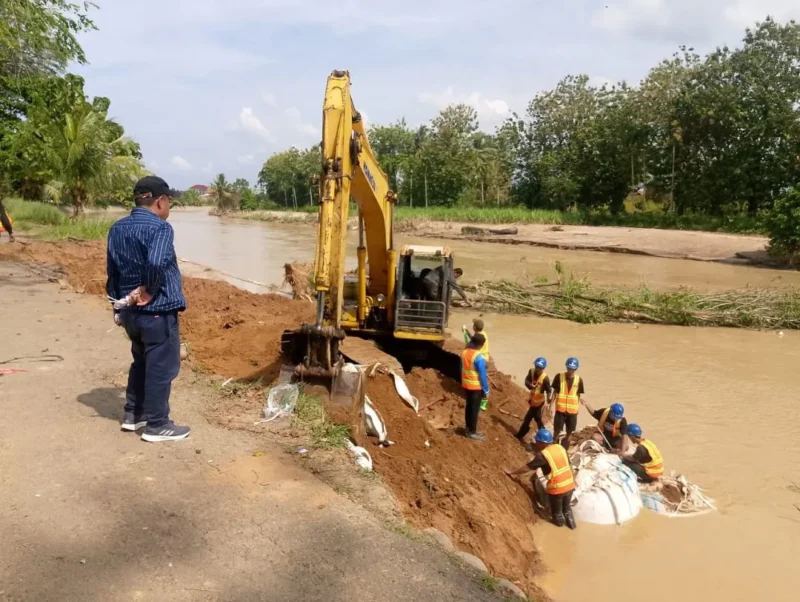 Koordinator ITP Peduli, Dr. Ir. Hendri Nofrianto, M.T, IPM memantau pengerjaan penguatan tebing Sungai Siteba di kawasan Sawah Liek, Rabu (7/1).