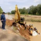 Koordinator ITP Peduli, Dr. Ir. Hendri Nofrianto, M.T, IPM memantau pengerjaan penguatan tebing Sungai Siteba di kawasan Sawah Liek, Rabu (7/1).