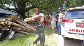 Korban hanyut di Pantai Pasia Sabalah, Kelurahan Pasie Nan Tigo saat dievakuasi ke rumah sakit. (Foto: BPBD Padang)