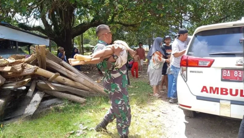 Korban hanyut di Pantai Pasia Sabalah, Kelurahan Pasie Nan Tigo saat dievakuasi ke rumah sakit. (Foto: BPBD Padang)