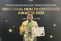 Wali Kota Solok Ramadhani Kirana Putra menerima penghargaan UHC Awards 2026 di Ballroom JIEXPO Kemayoran, Jakarta Pusat, Selasa (27/1/2026). (Foto: Prokopim Solok)