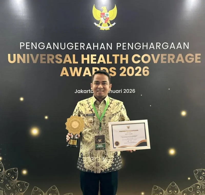 Wali Kota Solok Ramadhani Kirana Putra menerima penghargaan UHC Awards 2026 di Ballroom JIEXPO Kemayoran, Jakarta Pusat, Selasa (27/1/2026). (Foto: Prokopim Solok)