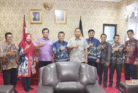 Wakil Wali Kota Pariaman Mulyadi menerima kunjungan Kepala BBPOM di Padang Martin Suhendri di ruang kerjanya, Kamis (15/1/2026). (Foto: Kominfo Kota Pariaman)