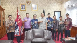 Wakil Wali Kota Pariaman Mulyadi menerima kunjungan Kepala BBPOM di Padang Martin Suhendri di ruang kerjanya, Kamis (15/1/2026). (Foto: Kominfo Kota Pariaman)