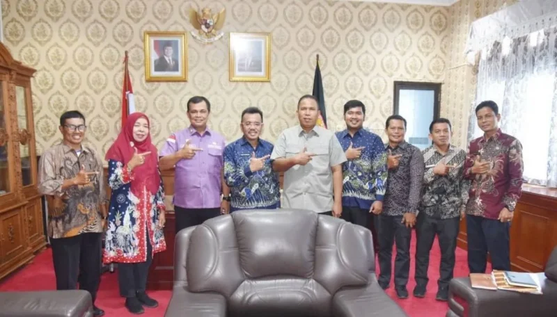 Wakil Wali Kota Pariaman Mulyadi menerima kunjungan Kepala BBPOM di Padang Martin Suhendri di ruang kerjanya, Kamis (15/1/2026). (Foto: Kominfo Kota Pariaman)