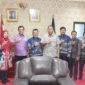 Wakil Wali Kota Pariaman Mulyadi menerima kunjungan Kepala BBPOM di Padang Martin Suhendri di ruang kerjanya, Kamis (15/1/2026). (Foto: Kominfo Kota Pariaman)