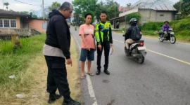 Polisi menunjukkan TKP kecelakaan lalu lintas di ruas Jalan Lintas Solok–Padang, tepatnya di Jorong Gaduang Dama, Nagari Cupak, Kecamatan Gunung Talang, Kabupaten Solok, Rabu (28/1/2026). (Foto: Satlantas Polres Solok)