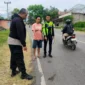 Polisi menunjukkan TKP kecelakaan lalu lintas di ruas Jalan Lintas Solok–Padang, tepatnya di Jorong Gaduang Dama, Nagari Cupak, Kecamatan Gunung Talang, Kabupaten Solok, Rabu (28/1/2026). (Foto: Satlantas Polres Solok)