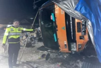 Truk bak mengalami kecelakaan di Jalan Raya Solok–Padang, Senin malam (26/1/2026). (Foto: Satlantas Polres Solok)