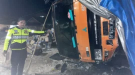 Truk bak mengalami kecelakaan di Jalan Raya Solok–Padang, Senin malam (26/1/2026). (Foto: Satlantas Polres Solok)