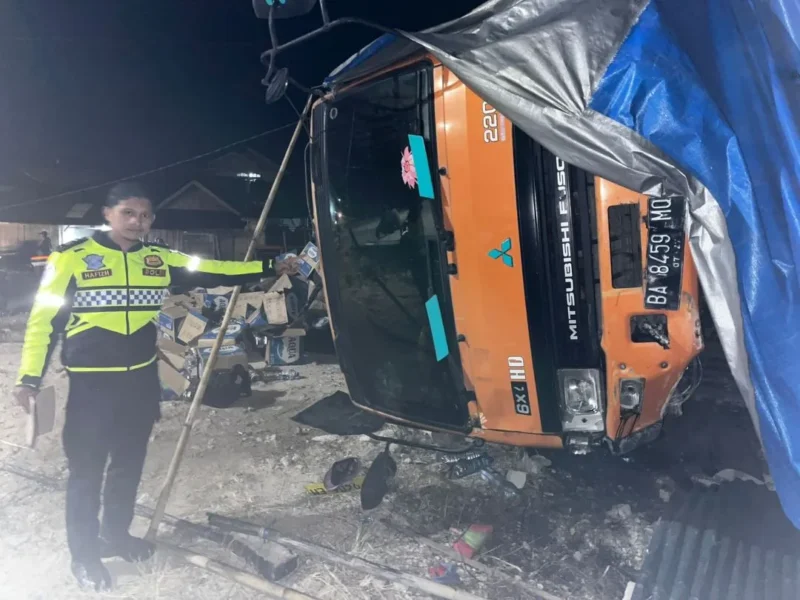 Truk bak mengalami kecelakaan di Jalan Raya Solok–Padang, Senin malam (26/1/2026). (Foto: Satlantas Polres Solok)