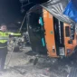 Truk bak mengalami kecelakaan di Jalan Raya Solok–Padang, Senin malam (26/1/2026). (Foto: Satlantas Polres Solok)